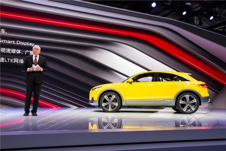 Prof. Dr. Ulrich Hackenberg, Vorstand für Technische Entwicklung bei VW, präsentiert in Peking das „TT offroad concept“. (Foto: SP-X)