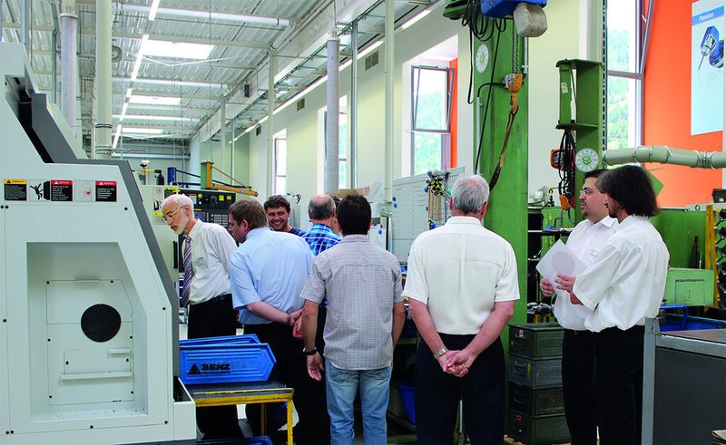 Dr.-Ing. Klaus Gerschwiler, RWTH Aachen, informierte sich auf dem Betriebsrundgang über die Werkzeugsysteme der Benz GmbH, die auch in der eigenen Produktion zum Einsatz kommen. (Bild: Benz Werkzeugsysteme)