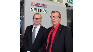 Jürgen Reingen, Leiter der Entwicklungsabteilung bei FFG (links), und Martin Biewer, Geschäftsführer bei Prevoma (rechts), vor ihrer gemeinsamen Erfolgsgeschichte, der NBH P 80 von Hüller Hille. (Bild: DP Technology)
