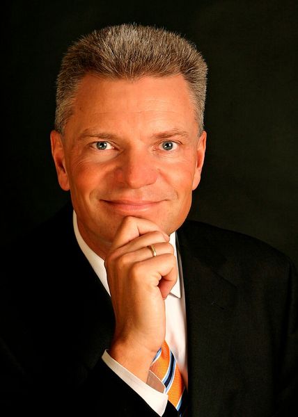 Prof. Claus Emmelmann, Laser Zentrum Nord, sieht große Potenziale für 3D-Druck insbesondere bei Strukturbauteilen von Abmessungen bis zu 1m sowie für Bauteile im Triebwerksbereich. (Bild: Laser Zentrum Nord)