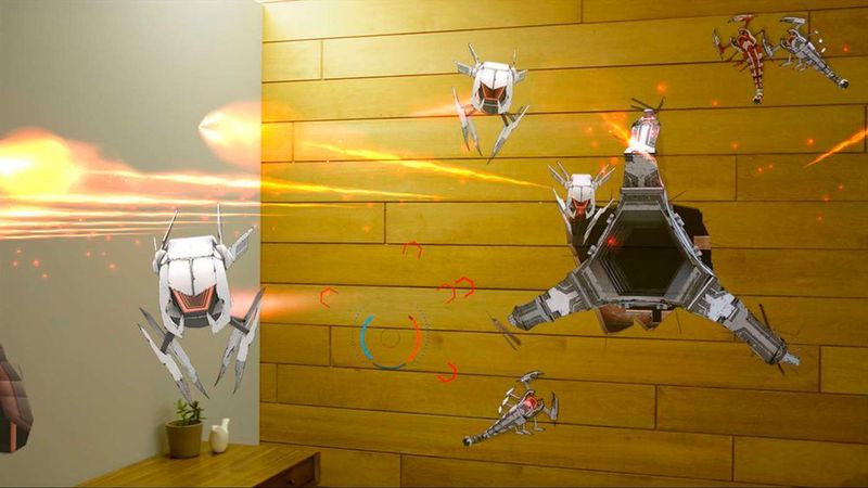 Das Spiel RoboRaid auf der Microsoft Hololens. Die Wanddurchbrüche, aus denen die fliegenden Roboter kommen, erscheinen virtuell auf den tatsächlichen Wänden eines Raumes. (Microsoft)