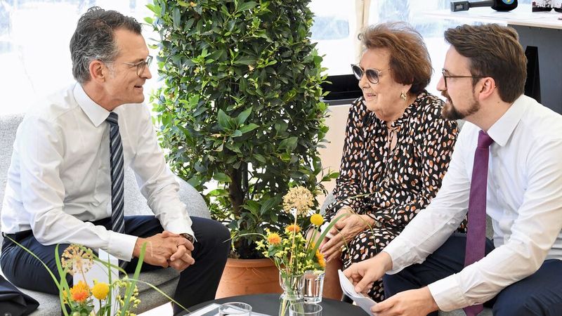 Im Gespräch: (v. l.) Alexander Pollich (Porsche Deutschland), Jepsen-Mehrheitsgesellschafterin Theresa Jepsen und Johannes Marx (geschäftsführender Gesellschafter der Jepsen-Gruppe). (Bild: Jepsen-Autogruppe)