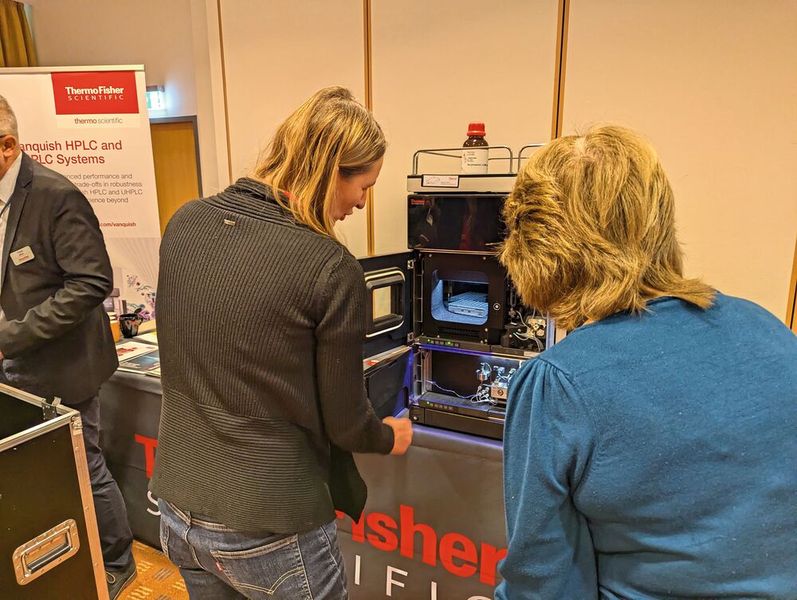 Das Ausstellungsstück von Thermo Fisher Scientific kam leider erst an Tag zwei an, wurde dann aber sofort von Sylvia Große den Teilnehmern präsentiert. (Bild: VCG – Lüttmann)