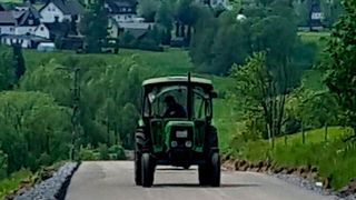 In Nordrhein-Westfalen ließ sich ein Traktorfahrer von einer Straßensprerrung wegen Asphaltarbeiten nicht aufhalten. (picture alliance/Boris Tessner/dpa)