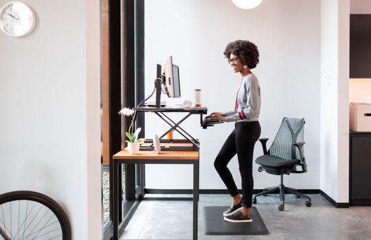 Schnell nachrüstbar und budgetfreundlich: Ergonomische Steh-Sitz-Schreibtisch-Aufsätze oder –Wandler können einfach auf einen herkömmlichen Schreibtisch gestellt werden und bringen Bildschirm, Tastatur und Maus auf die benötigte Höhe. (Bild:  Ergotron)