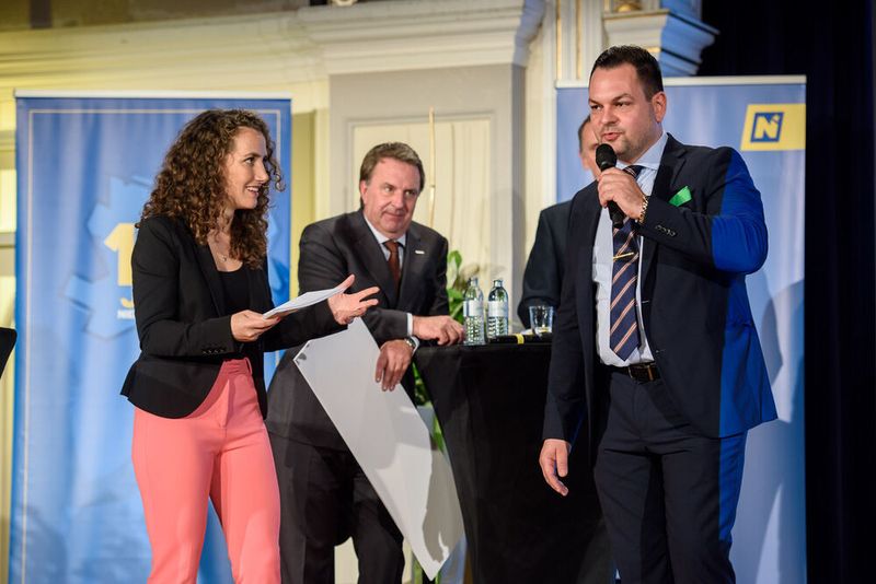 Armin Xaver Saeidiani-Rädler Geschäftsführer der AC Rädler Umwelttechnik, erklärt bei der Preisverleihung das RTC-Verfahren  (Bild: © Gregor Nesvadba)