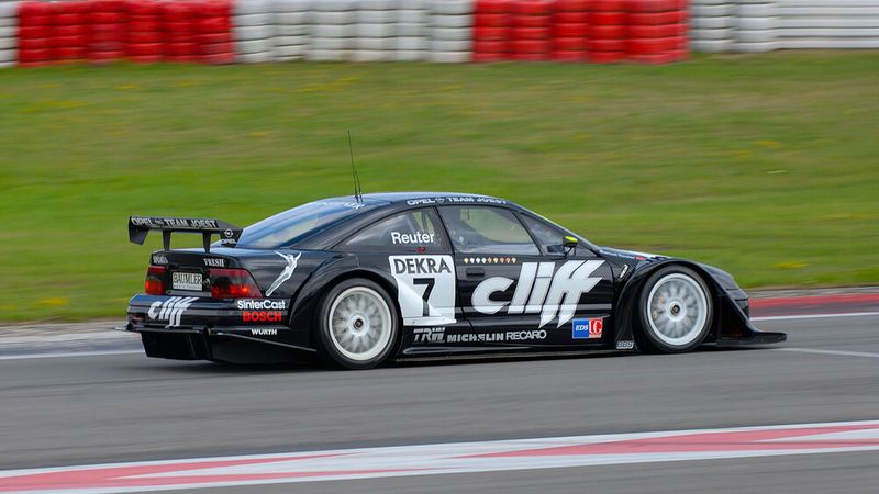 1992 zog der neue Opel-Sportchef Walter Treser die Opel Omega aus der DTM zurück, um im Zuge des 1991 von der ITR verabschiedeten Reglements einen neuen Wagen für 1993 aufzubauen. Das neue Reglement sah nicht mehr eine Rennserie mit mehreren Klassen vor, sondern einen einheitlichen Hubraum von 2,5 Litern und maximal 6 Zylinder. Allradantrieb war erlaubt. Das alte „Gesetz“ der Homologationszahl von 500 verkauften Exemplaren in zwölf Monaten wurde aufgegeben. Es war zulässig, ein Modell aus der Großserie mit einem passenden Motor aus dem eigenen Haus aufzugreifen (auch aus anderen Modellreihen). (Bild: Opel Automobile GmbH)