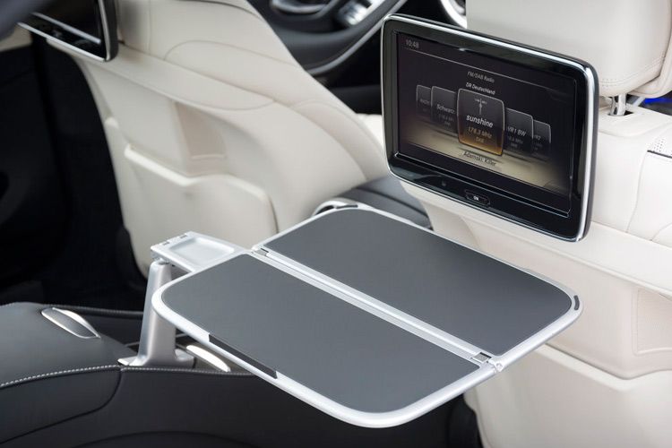 Der ausgeklappte Tisch sieht zwar filigran aus, hält aber Belastungen – zum Beispiel bei Schreibarbeiten – gut stand. (Foto: press-inform)