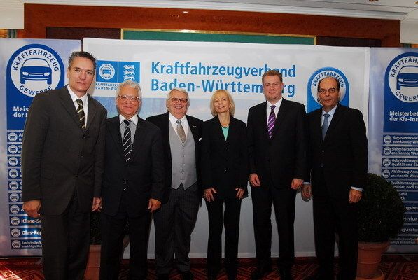 (v. re.) Ernst Haack, Geschäftsführer der Vogel Business Media, Carsten Beuß, Antje Woltermann, Peter Flemming, Dr. Harry Brambach und »kfz-betrieb«-Chefredakteur Wolfgang Michel. (Archiv: Vogel Business Media)