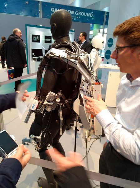 Wirklich bequem sieht es allerdings nicht aus. Probetragen durften wir nicht. (Bild: Robert Horn)