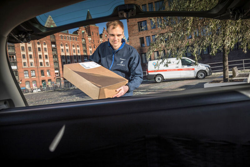 Gefunden: Der Liefery-Mitarbeiter bekommt kurzzeitig über den Kofferraum-Code Zugang zum Ziel-Smart. (Daimler)