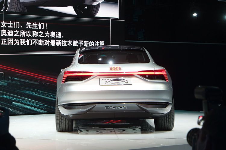 Digital gesteuerte LED-Matrix-Einheiten an Front und Heck schaffen eine gute Lichtausbeute bei Tag und Nacht. (Ampnet)