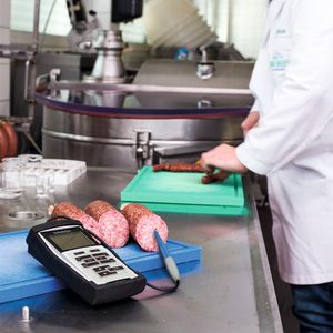 Abb. 1: Praktisches Instrument für die Fleischverarbeitung – pH-Einstichelektrode mit Temperatur-Fühler