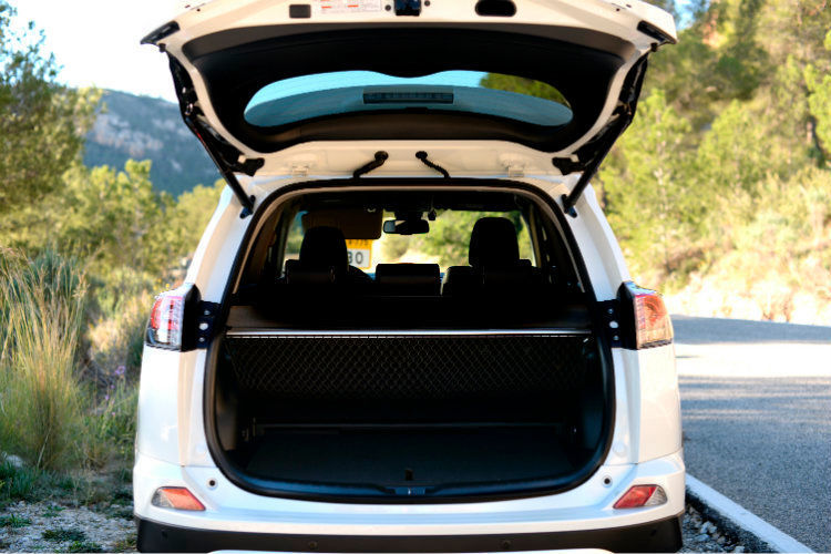 Der RAV4 Hybrid schluckt 501 Liter Gepäck, die Versionen mit konventionellem Antrieb 547 Liter. Praktisch ist die niedrige Ladefläche. (Toyota)