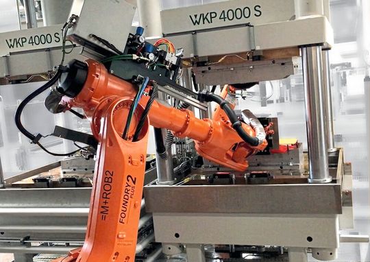 Roboter übernehmen Zuführung, Werkzeugbeschickung und Entnahme, während eine Siemens-SPS-Steuerung mit zentraler HMI-Oberfläche Prozessdaten wie Temperaturen, Drücke und Haltezeiten lückenlos erfasst und archiviert (Bild:  Wickert)