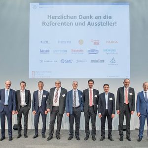 Die Referenten vereint: Reto Amstad (Siemens), Peter Burger (Lütze), Jonas Jeisy (Festo), Jean-Marc Collet (Stäubli), Sven Haindl (SMC), Piotr Myszkorowski (Sigmatek), Kay-Horst Dempewolf (Wittenstein), Roger Meier (Lenze), Hans Krattenmacher (SEW), Christian Landis (Schmalz) und Moderator Matthias Böhm.
