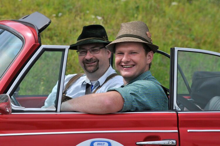 Fahrer und Beifaher im VW Käfer 1303 (Baujahr 1973) haben ihr Outfit der Region angepasst. (Bild: Zietz/»kfz-betrieb«)