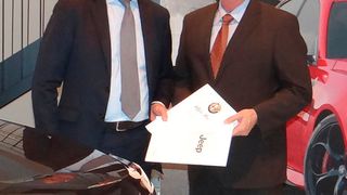 Der Chef der FCA-Händlernetzentwicklung, Udo Kirk (li.), freut sich über einen neuen Partner – Jeffrey Scott. (Foto: FCA)