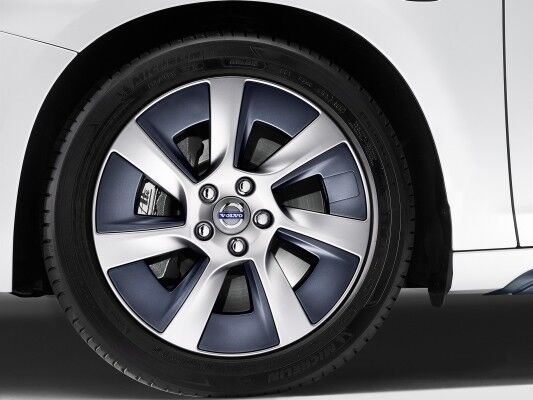 Der Farbton harmoniert perfekt mit den schwarzen und blauen Details der Karosserie sowie der Räder im Sieben-Speichen-Design. (Bild: Volvo)