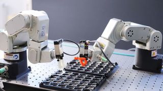 Im Projekt Battery 2030+ sollen Roboter rund um die Uhr an neuen Batterien arbeiten und mit KI selbstständig neue Versuche planen und auswerten.  (Daniel Messling, KIT)