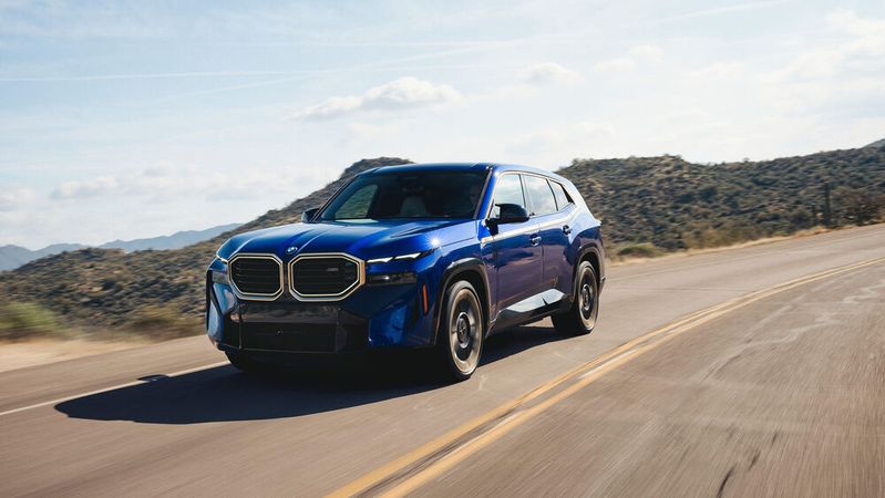 Der BMW XM ist mit schmalen Front- und Heckleuchten ZKW aus Wieselburg unterwegs. (Bild:  BMW)