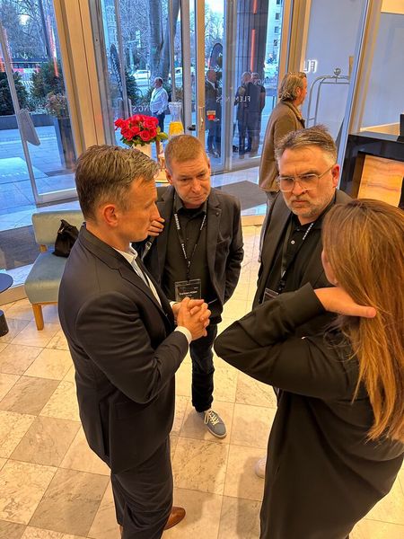 (v. l.) Wojtek Rudko, Carsten Müller und Jörg Kartschewski hören ihrer lieben Kollegin Aline Gauthier (Samsung) immer konzentriert zu. (Bild: Vogel IT-Medien GmbH)