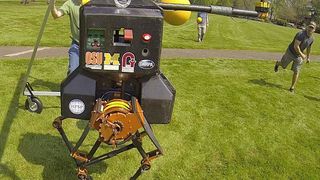 Das Laufen auf zwei Beinen bereitet Maschinen in der Regel noch Probleme, aber Forschern ist es jetzt gelungen mit dem Roboter Atrias einen Spaziergang durch den Park zu machen. (Bild: Oregon State University)