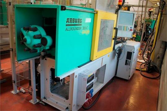 Goerlich Kunststofftechnik ist insolvent. Die Surplex-Tochter HT versteigert noch bis zum 25. Juli den Maschinenpark. Mit dabei ist diese Arburg-Allrounder 320C Golden Edition mit rund 600 Kilonewton Schließkraft, Handlingsystem und anderen Features. Doch es gibt noch mehr ...(Bild:  HT)