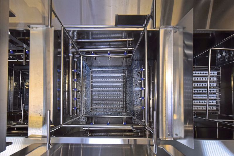 Um sicherzustellen, dass die geforderte Reinheit stabil erzielt wird, werden Anlagen- und Verfahrenstechnik, hier eine spezielle für Feinst­reinigung entwickelte Spritzspüle, auf die jeweilige Anwendung abgestimmt.  (Bild: UCM / Zeiss)