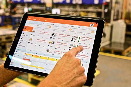 CAD/CAM- und MES-System sind eng vernetzt, um eine flexible Fertigung effizient zu steuern und zu organisieren. (Bild:  Open Mind)