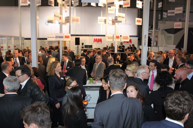 Am Dienstagabend wurde bei der Vogel Business Media am Messe-Stand in Halle 9 traditionell auf eine erfolgreiche Hannover Messe 2014 angestoßen. Gute Gespräche und Live-Musik von der Band „Famos“ sorgten bei den zahlreichen Standpartygästen für eine ausgelassene Stimmung. (Siegl/Vogel Business Media)