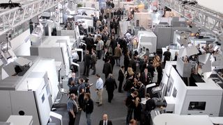 Viele investitionsfreudige Besucher wünschen sich die Aussteller, ob es so kommt, wird sich zeigen. Die Besucher wiederum können sicher eine herausragende EMO erwarten.  (Bild: Mazak)