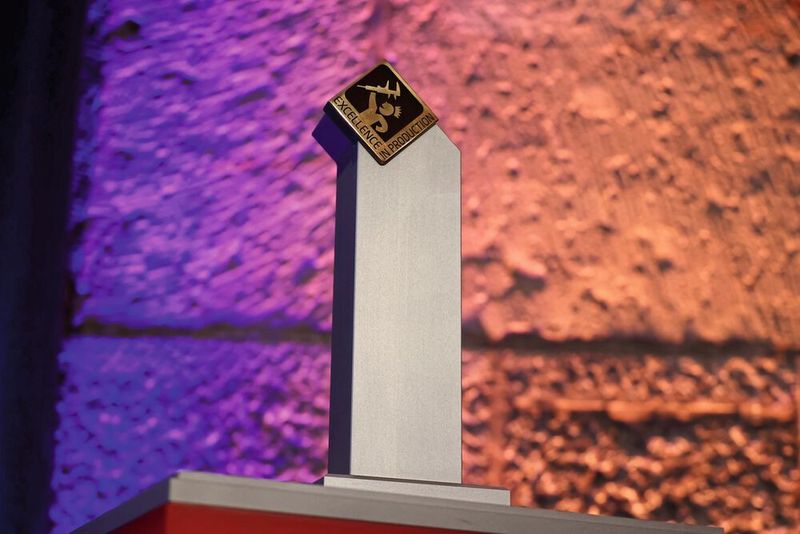 Die begehrte Trophäe: Der Gesamtsieger des Benchmarkwettbewerbs "Excellence in Production" bekommt den Award und darf sich "Werkzeugbau des Jahres"nennen. (Bild:  Maschinenmarkt/Pergler)