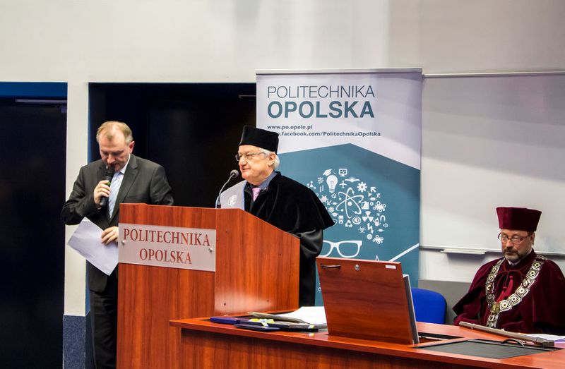 Manfred Wanzke教授接受授予奥波莱工业大学“荣誉教授”的称号。 (Agata Świderska)