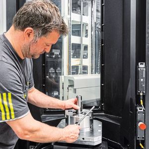 Der Rüstplatz des PH Cell 300 ermöglicht das hauptzeitparallele Rüsten.(Bild:  DMG Mori)