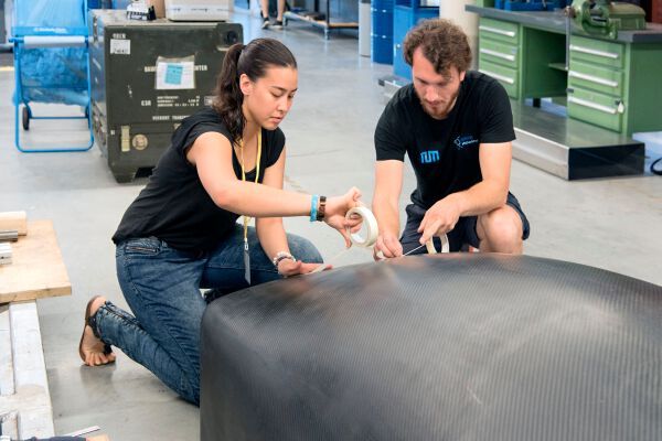 Studenten der TU Muenchen haben einen Prototyp für die SpaceX Competition WARR Hyperloop entwickelt. Im Bild: Sarah Fleischer und Daniel Eiringhaus (Bild: Andreas Heddergott, TU Muenchen)