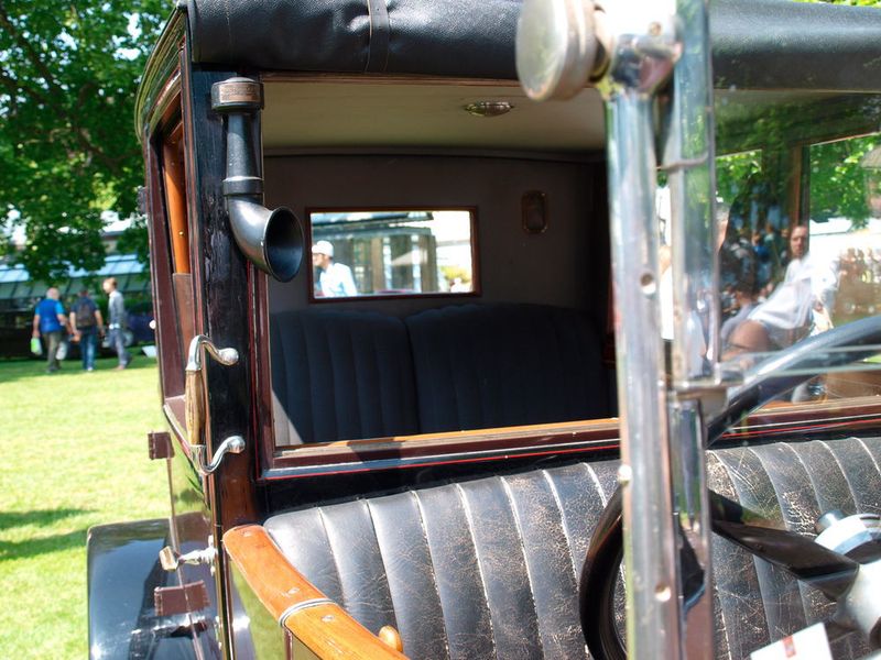 Einen frühen Vorläufer der Freisprecheinrichtung kann man aber auch bei historischen Chauffeurswagen finden, wie bei diesem Alfa Romeo RL Normale von 1925: Dort saßen die Passagiere von Wind, Wetter und Geräuschen abgeschirmt in der Kabine, der Fahrer ungeschützt unter freiem Himmel. (Sp-X/Hanne Schweitzer)