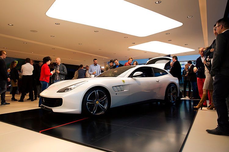 Stand bei der Wiedereröffnung des Schauraums im Mittelpunkt: der neue Ferrari GTC 4 Lusso. (Foto: Tamsen)