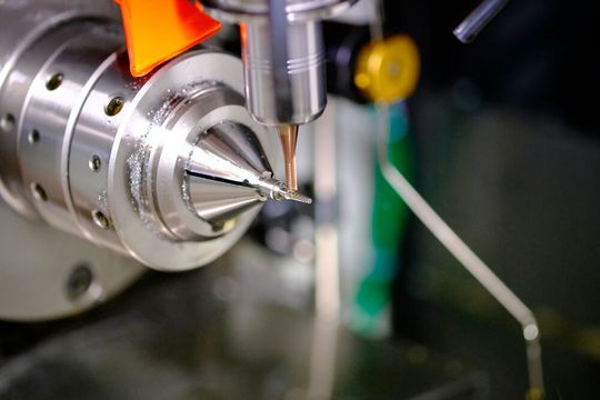 Der rotgoldene, TiAlSiN-basierte Schichtwerkstoff «InoxaCon» trägt entscheidend zu Stabilität und Standzeit des neuen «RQR 350»-Fräswerkzeugs von «HPTec» bei. Es ermöglicht sichere und effiziente automatisierte Prozesse in der Fertigung von chirurgischen Instrumenten.(Bild:  Cemecon AG)