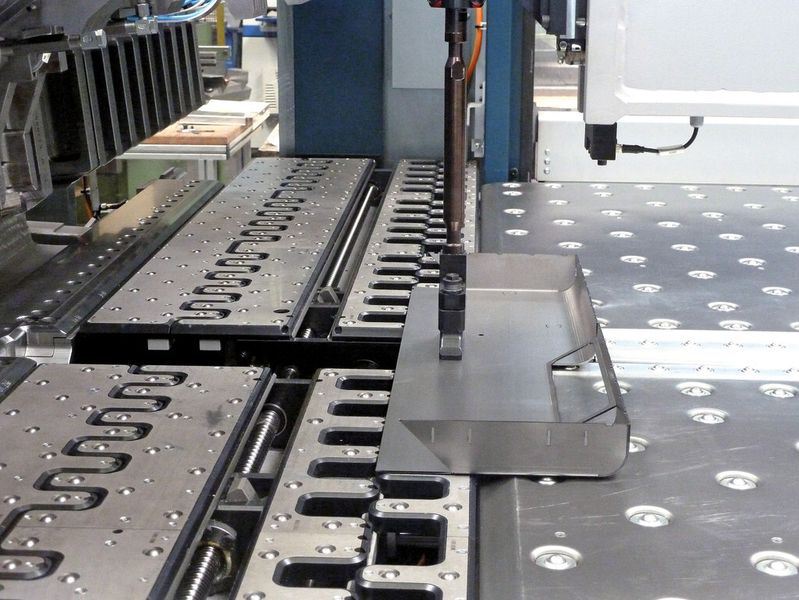 Aus der eingelegten Platine fertigt die P2Xe automatisch ein dreidimensionales Blechteil in absoluter Präzision und Wiederholgenauigkeit. Bereits über 200 Programme sind bei Kaysser mittlerweile in der Steuerung hinterlegt. (Bild: Kuhn)
