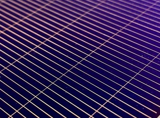 So sehen die Leiterbahnen auf einer Photovoltaikzelle aus. Sie sind bisher aus teurem und seltenem Silber. Die Versorgung ist bei steigender Nachfrage für Solartechnik fraglich. Forscher aus Freiburg können Silber nun durch günstiges Kupfer ersetzen. Das hat mehrere Vorteile. So sehen die Leiterbahnen auf einer Photovoltaikzelle aus. Sie sind bisher aus teurem und seltenem Silber. Die Versorgung ist bei steigender Nachfrage für Solartechnik fraglich. Forscher aus Freiburg können Silber nun durch günstiges Kupfer ersetzen. Das hat mehrere Vorteile.