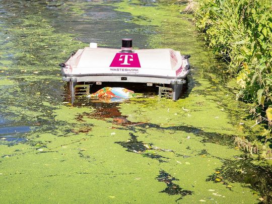 Was sich hier genüsslich eine Plastiktüte einverleibt, heißt Waste Shark. Dabei handelt es sich um eine Aquadrohne von Ranmarine, die auch mithilfe von Telekom-Know-how in Flüssen für Sauberkeit sorgen soll. Das betrifft auch Plastikflaschen und invasive Algen. Die Telekom erklärt ... Was sich hier genüsslich eine Plastiktüte einverleibt, heißt Waste Shark. Dabei handelt es sich um eine Aquadrohne von Ranmarine, die auch mithilfe von Telekom-Know-how in Flüssen für Sauberkeit sorgen soll. Das betrifft auch Plastikflaschen und invasive Algen. Die Telekom erklärt ...