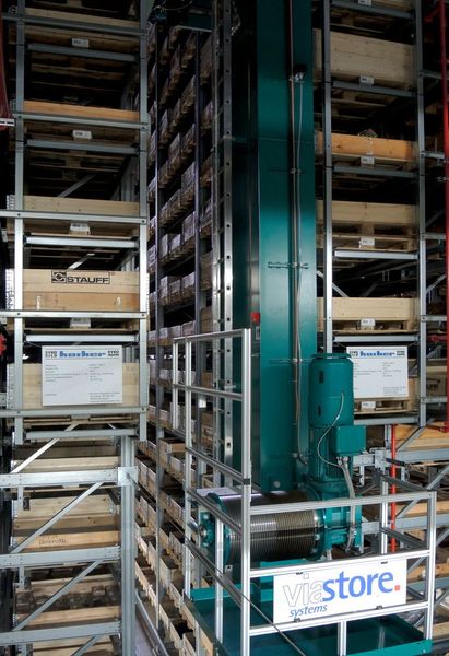 Das Hochregallager wurde auf mehr als 10.500 Palettenstellplätze in vier „Gassen“ erweitert. (Stefanie Michel)