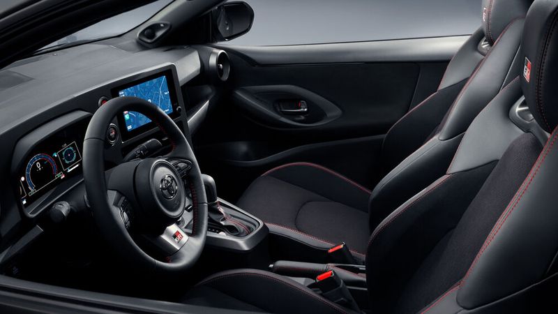 Umfassend überarbeitet hat der japanische Hersteller den Innenraum seines kompakten  Sportlers. (Bild: Toyota)