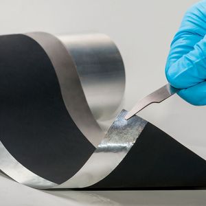 So sehen die mit der neuen Trockentransfertechnologie beschichteten Elektroden aus.