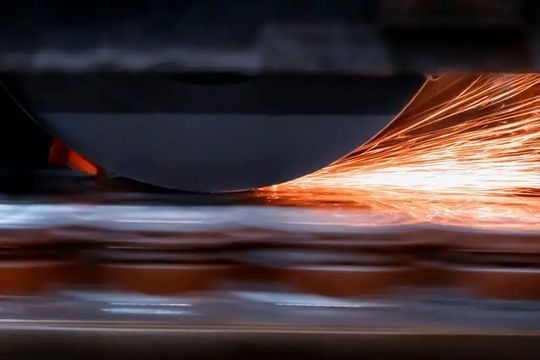 Hier sieht man den Prozess des Flachschleifens (ohne Kühlschmierstoff = KSS). Forscher am IFW der Universität Hannover untersuchen nun, was sich verbessert, wenn man diverse Schleifscheibentypen und KSS unter sauerstofffreier Atmosphäre verwendet ...(Bild:  F. Schicker)