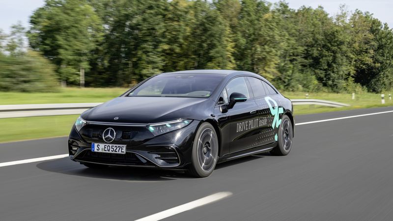 Türkise Markierungsleuchten könnten künftig automatisiert fahrende Mercedes-Modelle kennzeichnen.(Bild:  Mercedes-Benz)