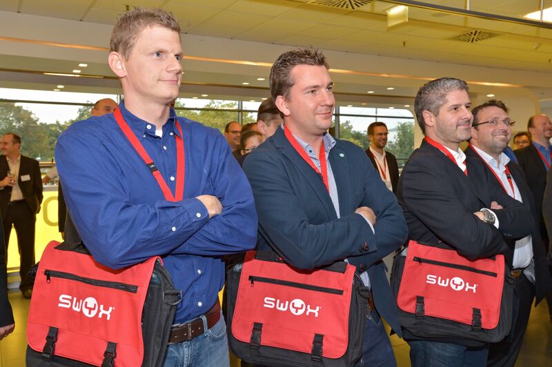 Beobachten die „Konkurrenz“ beim Torwandschießen – von rechts nach links: Alexander R. Ciriello (dreisechzig ITC GmbH), Christian Kielwein (edvXpert GmbH), Alexander Krebs und Matthias Dorn (KIT-Technologies GmbH))  (Swyx)