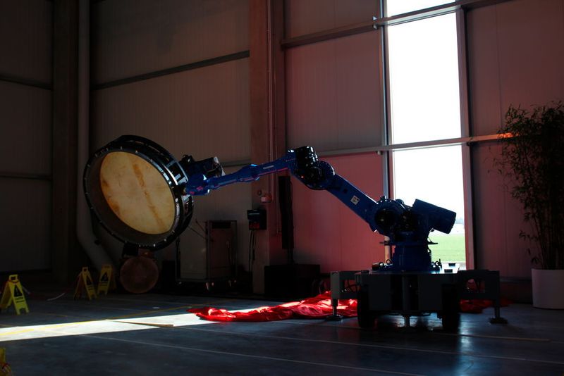 Nach der Pflicht kam die Kür: ein Yaskawa-Roboter in einer etwas anderen Anwendung. (Sonnenberg)