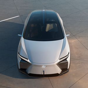 Das Design der Studie LF-Z Elektro soll den neuen Antrieb widerspiegeln: Die Front ist geschlossen und trägt keinen klassischen Kühlergrill mehr.(Bild:  Lexus)